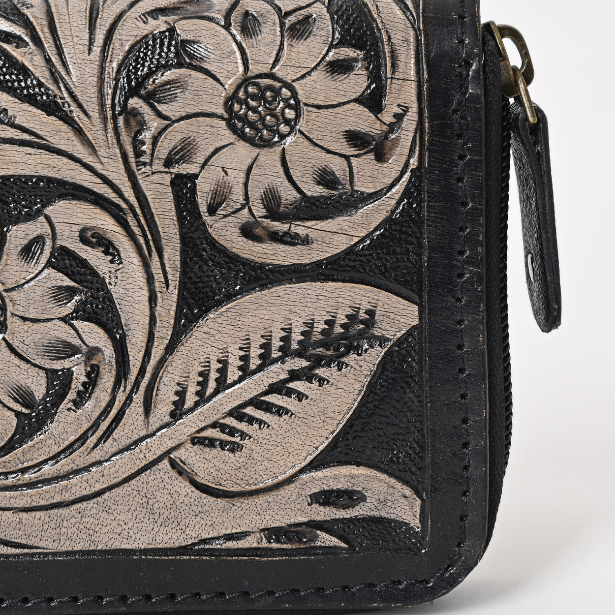 Eaurde Carved Clutch